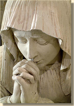 Statue faisant une prière